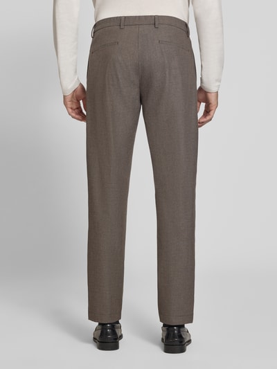 Männermodel trägt Straight Fit Hose mit Baumwoll-Anteil von ROY ROBSON in Braun, Material-Mix, Bundfalten, Rückansicht, Ganzkörperansicht.