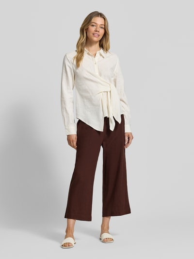 Vrouwenmodel draagt Wide Leg Pants met elastische band model 'Lava' van FREE/QUENT, linnenmix met viscosemix, loose fit, steekzakken, kleur bruin, binnenbeenlengte maat S 59 cm, bandwijdte 37 cm, geheelopname voorkant.