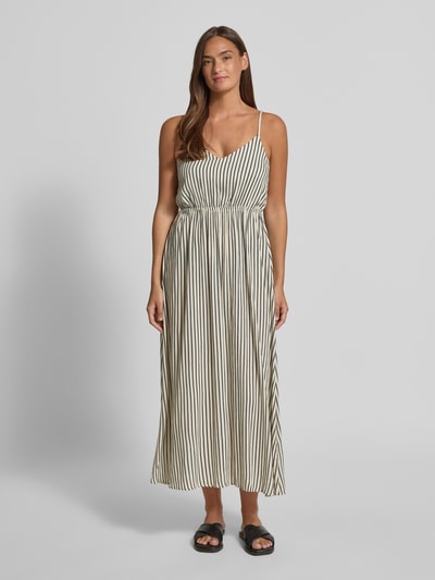Frauenmodel trägt gestreiftes, tailliertes Midikleid aus reiner Viskose Modell 'Marrakech' von ICHI mit Rückenausschnitt und Spaghetti-Trägern, Ganzkörperansicht von vorne.