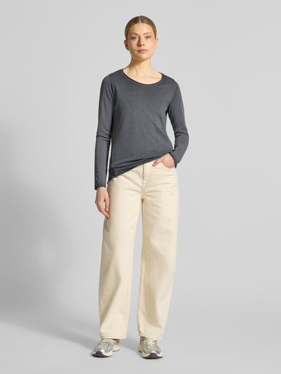 Frauenmodel trägt Longsleeve mit Rundhalsausschnitt von Smith and Soul in Dunkelgrau, Baumwoll-Mix, gerader Schnitt, Ganzkörperansicht von vorne.