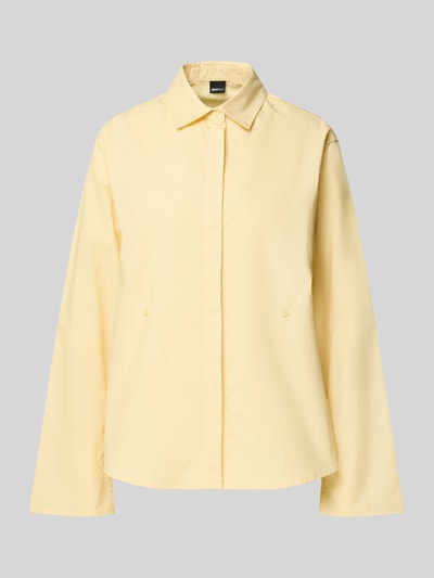Produktfoto, Regular Fit Bluse mit verdeckter Knopfleiste von Gina Tricot, reine Baumwolle in zartem Gelb, Hemdblusenkragen, glatte Textur.