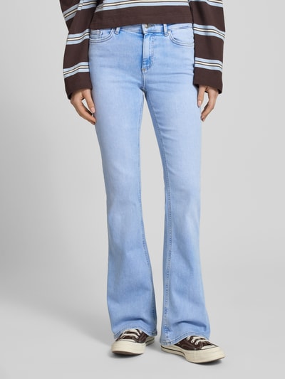 Vrouwenmodel draagt Flared Fit Jeans uit katoenmix model 'BLUSH' van Only, effen, mid waist, 5-pocket, label patch, volledige lichaamsvooraanzicht.