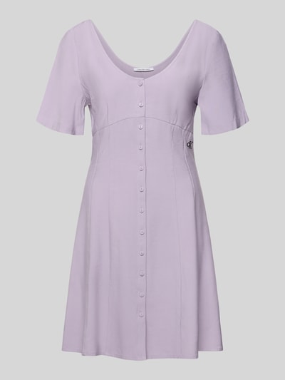 Produktfoto, jasnofioletowe Minikleid mit Label-Stitching von Calvin Klein Jeans, luźny krój, U-dekolt, gładka tekstura, guziki z przodu, wiskoza