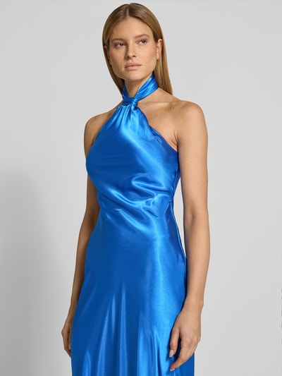 Vrouwenmodel draagt satijnglanzende nauwsluitende maxi-jurk met halter en rugdecolleté, avondjurk met Neckholder model 'Yvette' van Forever New, ruglengte bij maat 36: 164 cm, borstwijdte 39 cm, zijnaadritssluiting, Nahaufnahme Oberkörper.