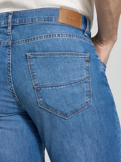 Männermodel trägt Jeans im Used-Look Modell 'Cadiz' von BRAX aus Baumwoll-Mix mit Stretch-Anteil, Regular-Fit, Detailaufnahme Rückansicht.