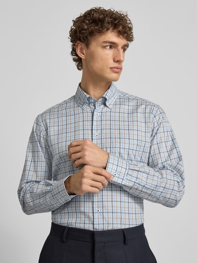 Männermodel trägt Regular Fit Business Hemd aus Baumwolle mit Button-Down-Kragen von Eterna, Karomuster, Knopfleiste, Brusttasche, Rückenlänge 80 cm, Schulterbreite 46 cm, Ärmellänge 64 cm, Ganzkörperansicht von vorne.