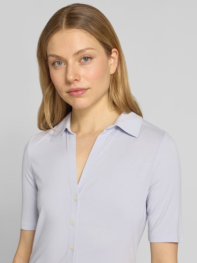 Frauenmodel trägt Regular Fit 3/4-Shirt aus Viskose-Mix von Marc O'Polo, unifarben, Label Patch, V-Ausschnitt, Jersey, Nahaufnahme Oberkörper.