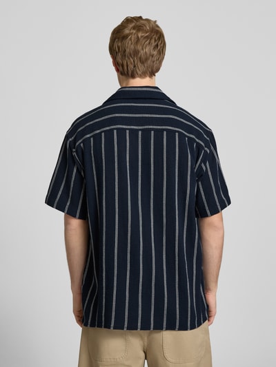 Männermodel trägt Jack & Jones Regular Fit Freizeithemd mit Strukturmuster Modell 'COBA' aus Baumwoll-Mix, Rückenansicht, Ganzkörperansicht Rückansicht.