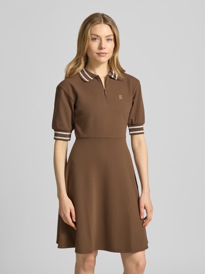 Armani Exchange mini-jurk met polokraag en gestikt logo Chocoladebruin - 4