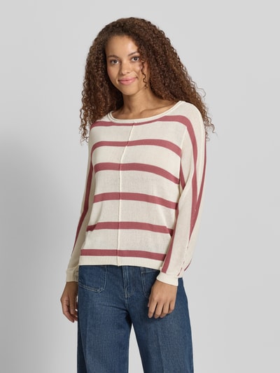 Frauenmodel trägt Boxy Fit Strickpullover aus Viskose-Mix Modell 'ALBERTA' von Pepe Jeans, creme mit roten Streifen, Strickoptik, Struktur, Label-Applikation, U-Boot-Ausschnitt, Langarm, gerippter Rumpfabschluss und Ärmelabschluss, Nahaufnahme Oberkörper.