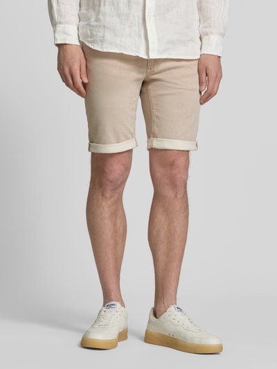 Männermodel trägt Regular Fit Jeansshorts aus Baumwoll-Mix von Brax, Optik: Unifarben, 5-Pocket-Design, Nahaufnahme Oberschenkel