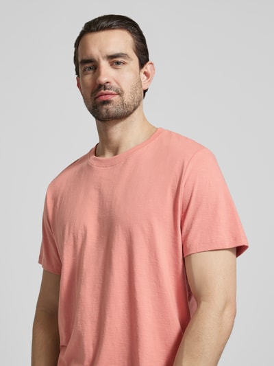 Männermodel trägt Regular Fit T-Shirt aus reiner Baumwolle Modell 'HASPEN' von SELECTED HOMME in Melange-Optik, Nahaufnahme Oberkörper.