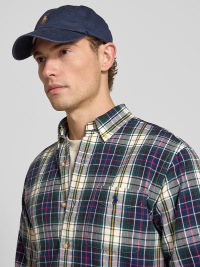 Männermodel trägt Custom Fit Freizeithemd aus reiner Baumwolle von Polo Ralph Lauren, mehrfarbig kariert, Nahaufnahme Oberkörper.