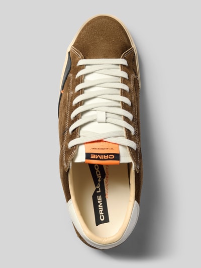 Produktfoto, Sneaker mit Label-Print von Crime London in Braun mit Schnürverschluss, Kontrastbesatz und strukturierter Sohle, abgerundete Form, Absatzhöhe 3 cm, Schafthöhe 8 cm, Schaftweite 10 cm, Label-Print auf Zunge und Einlegesohle, strukturierte Textur.