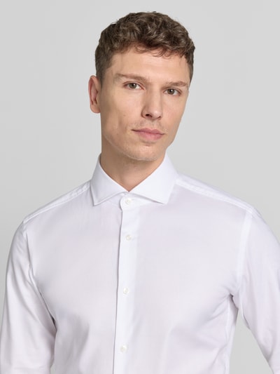 Männermodel trägt Regular Fit Businesshemd mit extra langem Arm von BOSS, weiß, Haifischkragen, Baumwoll-Mix, Nahaufnahme Oberkörper.