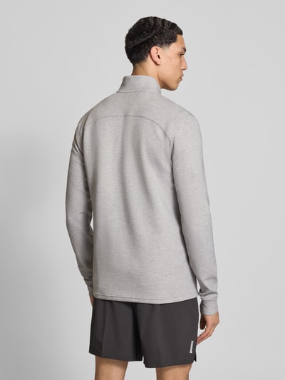Männermodel trägt graues Sweatshirt mit Label-Detail Modell 'CLOUDSPUN' von PUMA PERFORMANCE, Elastischer-Material-Mix, Gerader-Schnitt, Troyer-Kragen, Rückenlänge 74 cm, Ärmellänge 74 cm, Ganzkörperansicht Rückansicht.