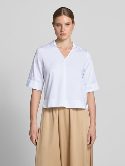Frauenmodel trägt Regular Fit Blusenshirt aus Baumwoll-Mix von s.Oliver RED LABEL, Optik: Unifarben, Hemdblusenkragen, Ganzkörperansicht von vorne.