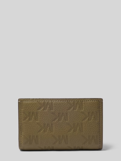 Produktfoto, Portemonnaie aus echtem Leder von MICHAEL Michael Kors in Olivgrün mit Logo-Prägung und metallic Label-Detail, strukturierte Oberfläche. Hauptfach mit Druckknopfverschluss, Münzfach mit Reißverschluss, Steck-, Karten- und Scheinfächer.