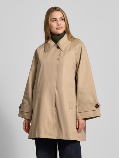 Vrouwenmodel draagt Relaxed Fit lange jas uit katoenmix Model 'KENNEDY' van Barbour met effen kleuren, platte kraag, lange raglanmouwen, trensje, steekzakken, labelstitching, binnenzak, sluiting met verborgen ritssluiting en knoopsluiting, Ganzkörperansicht van voren.