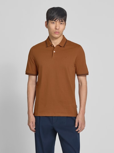 Männermodel trägt Regular Fit Poloshirt mit Logo-Stitching von bugatti in Braun, Reine Baumwolle, Polokragen, Knopfleiste, Ganzkörperansicht von vorne.