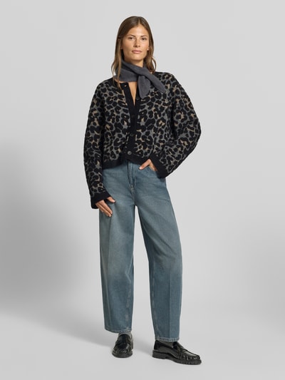 Frauenmodel trägt Regular Fit Cardigan mit Allover-Animal-Print von MYON in Strick-Optik, Knopfleiste, Ganzkörperansicht von vorne.