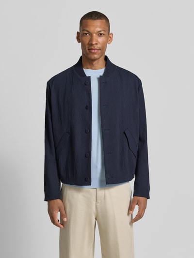 Männermodel trägt donkerblau regular fit blouson van mix van katoen en lyocell, model 'UKASHI263X-H' van HUGO, heren bomberjack, Ganzkörperansicht van voren.
