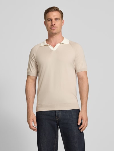 Männermodel trägt Regular Fit Poloshirt mit V-Ausschnitt von GRAN SASSO aus reiner Baumwolle, Kontrastfarbe am Kragen, Ganzkörperansicht von vorne.