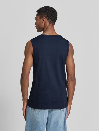 Männermodel trägt Slim Fit Tank Top aus Baumwoll-Mix von s.Oliver RED LABEL in Optik: Unifarben, Feinripp, Ganzkörperansicht Rückansicht.