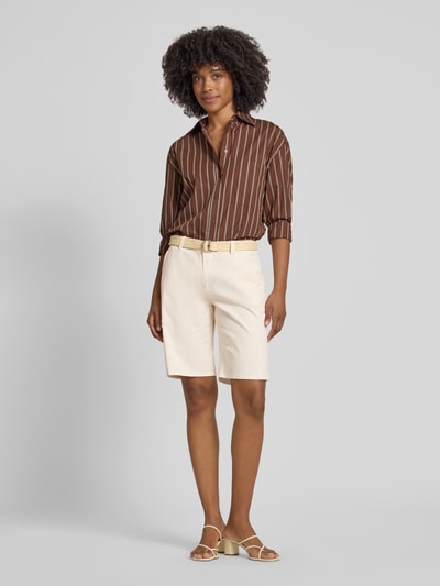 Frauenmodel trägt Bermudas mit Gürtel Modell 'ROVENA' von Soyaconcept aus Baumwoll-Elasthan-Mix, Regular-Fit, Bundweite 41 cm, Innenbeinlänge 26 cm, Ganzkörperansicht von vorne.