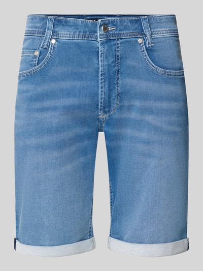Produktfoto, Bermudas in Denim-Optik mit Eingrifftaschen von MAC, Baumwoll-Elasthan-Mix, Regular-Fit, Used-Look, Umschlag, blaue Farbnuancen, sichtbare Nähte, strukturierte Oberfläche, Vorderansicht