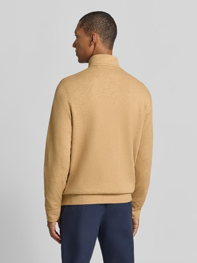 Mężczyzna model nosi Regular Fit Pullover aus Baumwoll-Mix mit Viskose-Anteil mit Polo-Bear-Stitching von Polo Ralph Lauren, jasnobeżowy, tekstura gładka, widok całej sylwetki z tyłu, sweter męski od Polo Ralph Lauren.