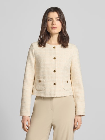Frauenmodel trägt Regular Fit Blazer in Bouclé-Optik von Christian Berg Woman Selection im Baumwoll-Mix, Cremefarben, Ganzkörperansicht von vorne. Rundhalsausschnitt, AufgesetzteTaschen, durchgängige Knopfleiste, Rückenlänge bei Größe 36: 50 cm, Brustweite bei Größe 36: 48 cm, Ärmellänge bei Größe 36: 64 cm.