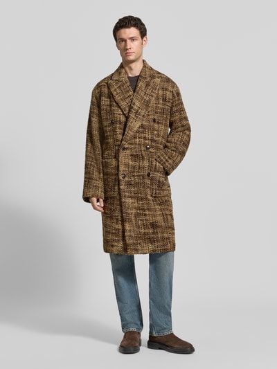 Mannenmodel draagt Zweireihiger Mantel mit Reverskragen Modell 'MATESSO' van DRYKORN, Materiaalmix met wol, regular fit, Ganzkörperaanzicht van voren