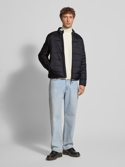 Męski model prezentuje Regular Fit Steppjacke mit Stehkragen od Pepe Jeans, czarna, długie rękawy, elastyczne ściągacze, kieszenie boczne, krój regular fit, pełny widok od przodu.