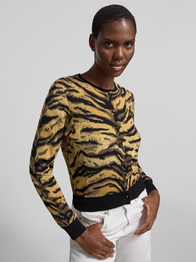 Frauenmodel trägt Strickjacke mit Viskose- und Woll-Anteil von Kenzo, Tigerprint in Gelb, Schwarz, Slim Fit, Rundhalsausschnitt, Nahaufnahme Oberkörper.