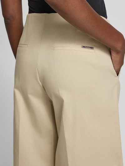 Frauenmodel trägt Culotte mit Eingrifftaschen Modell 'Jenny' von TONI aus Baumwoll-Mix mit Stretch-Anteil, Beige, Detailaufnahme Rückansicht.