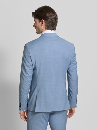 Männermodel trägt Regular Fit Sakko mit Woll-Anteil Modell 'Jamie' von Tiger Of Sweden in Hellblau, feine Struktur, Ganzkörperansicht Rückansicht. Elastischer-Material-Mix, 2-Knopfleiste, Reverskragen, Pattentaschen, Rückenlänge bei Größe 50: 72 cm, Schulterbreite bei Größe 50: 46 cm, Ärmellänge bei Größe 50: 64 cm.