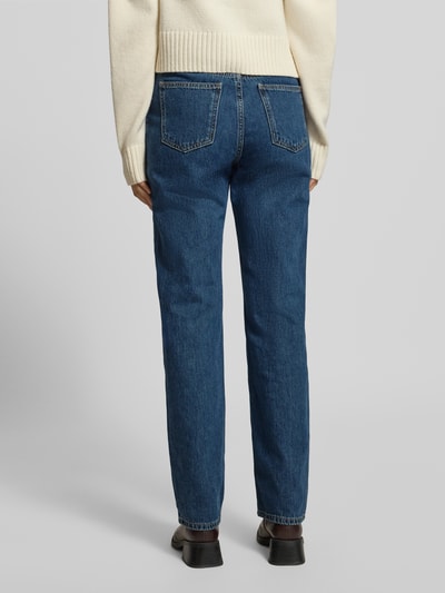 Frauenmodel trägt Jeans mit 5-Pocket-Design Modell 'MATILDA' von Mango, gerade Passform, reine Baumwolle, mittleres Blau, Ganzkörperansicht Rückansicht.