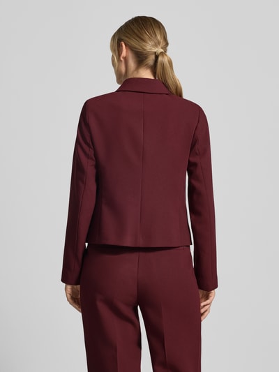 Vrouwenmodel draagt Slim Fit Blazer mit Paspeltaschen van MORE, bordeaux, met viscose, platte kraag, knoopsluiting, paspelzakken, Ruglengte maat 36: 53 cm, Borstwijdte maat 36: 38 cm, Mouwlengte maat 36: 62 cm, Ganzkörperaanzicht achteraan.
