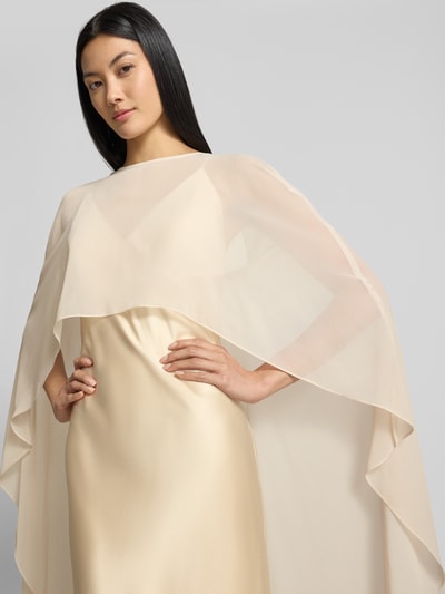 Frauenmodel trägt Abendkleid mit Stola von SWING in Creme, Material-Mix mit Stretch-Anteil, glatte Struktur, Nahaufnahme Oberkörper.