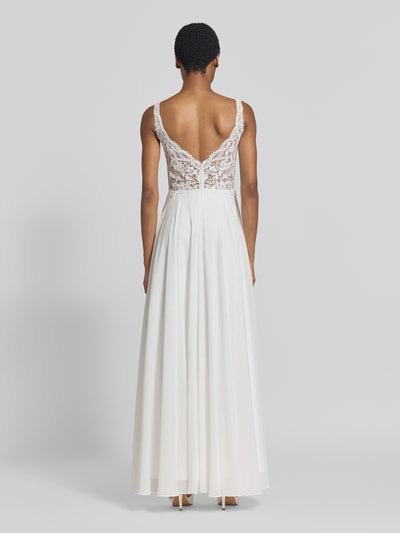 Männermodel trägt Brautkleid mit floralem Stitching von Mascara, biały, taliowany krój, dekolt w serek, półprzezroczysty materiał, bez rękawów, długość tyłu w rozmiarze 36: 135 cm, szerokość w rozmiarze 36: 34 cm, całkowity widok z tyłu
