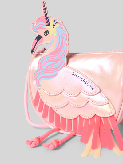 Produktfoto, tas met siergarnering van BILLIEBLUSH, metallic roze, hoofdvak met ritssluiting, smalle draagriem, logoprint, breedte 15 cm, lengte 10 cm, diepte 6 cm, bandlengte 104 cm, kindertas