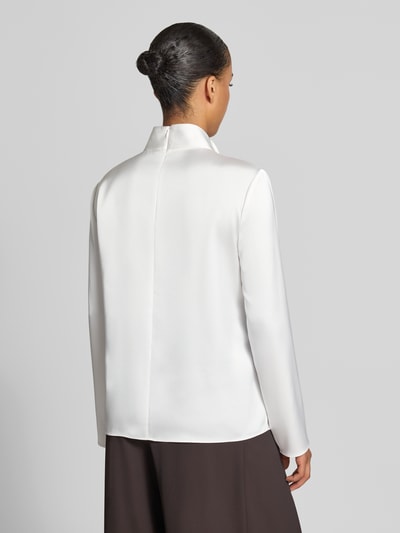 Frauenmodel trägt Regular Fit Bluse aus Satin von Emporio Armani in Weiß mit Stehkragen und langen Ärmeln, Rückenansicht, Ganzkörperansicht Rückansicht.