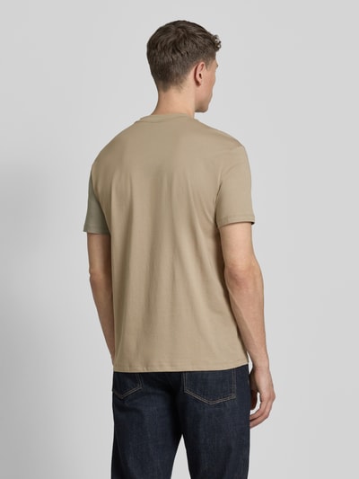 Männermodel trägt T-Shirt mit Brusttasche von ARMANI EXCHANGE aus Reine Baumwolle, Gerader-Schnitt, Rückansicht, Rückenlänge 70 cm.
