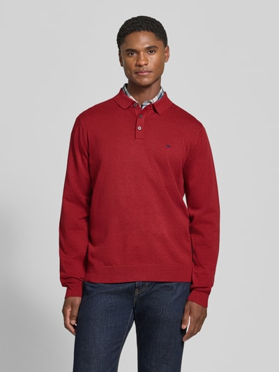 Männermodel trägt roten Strickpullover mit Polokragen und Knopfleiste von Fynch-Hatton aus Baumwolle, Regular Fit, Ganzkörperansicht von vorne.