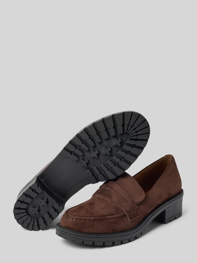 Produktfoto, Loafers mit profilierter Sohle und Blockabsatz von BIANCO w ciemnobrązowym kolorze, zaokrąglony czubek, zakładana przez głowę, profilowana podeszwa, obcas słupek, wysokość obcasa w rozmiarze 40: 4 cm, wysokość cholewki w rozmiarze 40: 6 cm, szerokość w rozmiarze 40: 13 cm, tekstura zamszowa