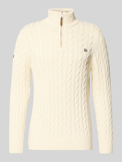 Produktfoto, Strickpullover aus reiner Baumwolle von Superdry für Herren, eng anliegende Passform, Troyer-Kragen, Zopfmuster, Label-Detail, gerippte Abschlüsse, Rückenlänge 70 cm, Ärmellänge 71 cm, cremefarbenes Strickmuster.
