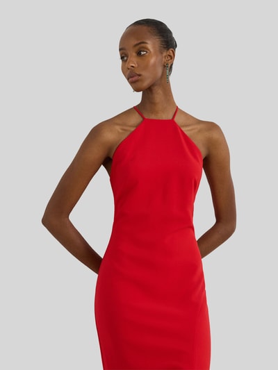 Frauenmodel trägt Enganliegendes Abendkleid mit Neckholder von Lauren Ralph Lauren in Rot, Crêpe, unifarben, Nahaufnahme Oberkörper.