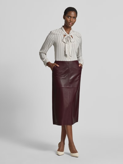 Frauenmodel trägt Lederrock aus echtem Leder in Midilänge von windsor., bordeaux, glatte Satinstruktur, Balloon Fit, Ganzkörperansicht von vorne