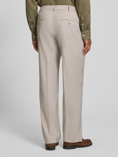 Männermodel trägt Straight Fit Hose mit viscose van Jake*s, beige kleur, bandplooien, achterzakken, elastische materiaalmix, bandwijdte maat M 44 cm, binnenbeenlengte 78 cm, geheel achteraanzicht